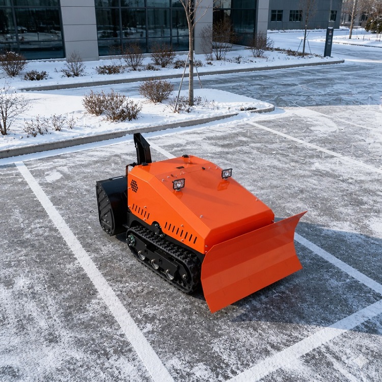 Soffiatore di neve cingolato e spazzaneve telecomandato