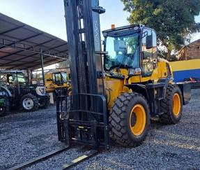 Come i carrelli elevatori fuoristrada 4WD SAAO hanno aumentato l'utilizzo della flotta per un partner di noleggio in Uzbekistan