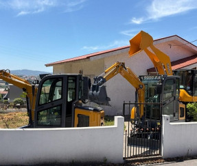 Caso Cliente Portogallo: Miniescavatore e Caricatore su Ruote SAAO per Piccoli Progetti di Costruzione