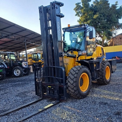 Come i carrelli elevatori fuoristrada 4WD SAAO hanno aumentato l'utilizzo della flotta per un partner di noleggio in Uzbekistan