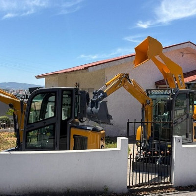 Caso Cliente Portogallo: Miniescavatore e Caricatore su Ruote SAAO per Piccoli Progetti di Costruzione